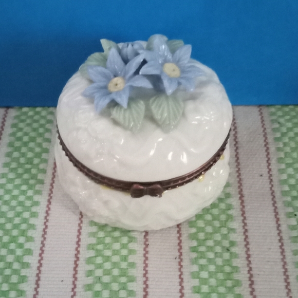 Vintage 1970's Floral Milk Glass Trinket box - Picture 1 of 4